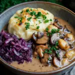 Pilz-Maronen Ragout mit Ofenkn&ouml;deln und Rotkraut