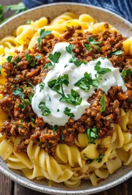 Türkische Pasta mit Hackfleisch und Joghurt-Sauce