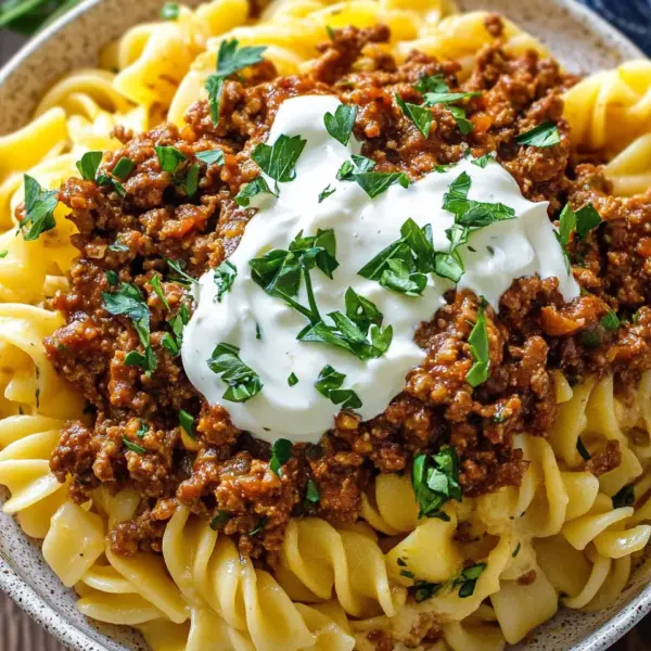 Türkische Pasta mit Hackfleisch und Joghurt-Sauce